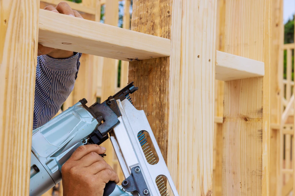 Atelier intérieur avec collection d'outils artisanaux en bois disposés verticalement