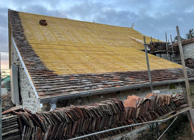 Maison traditionnelle en pierre naturelle avec toiture en tuiles terre cuite et lucarnes