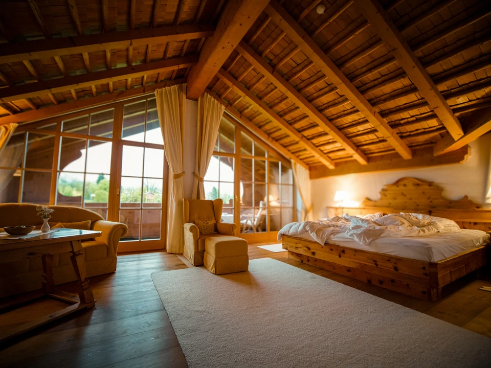 Beau bambin jouant avec des jouets en bois à la maison