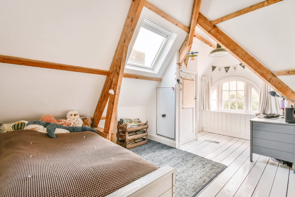 Maison contemporaine unifamiliale avec terrasse en bois surélevée dans jardin paysager au crépuscule