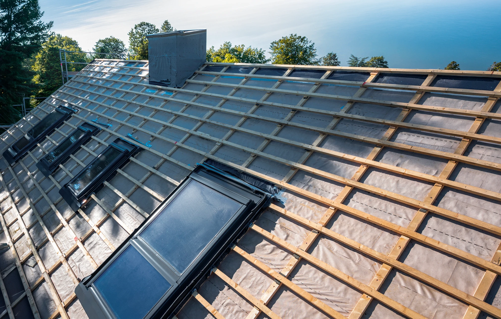 mise au point s&eacute;lective Les briques modernes de Paver Tile sont minutieusement pr&eacute;par&eacute;es sur le sol par des artisans