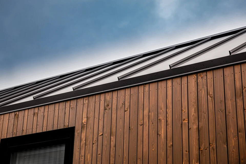 Artisan tailleur de pierre travaillant sur bloc calcaire avec ciseau à pierre et massette