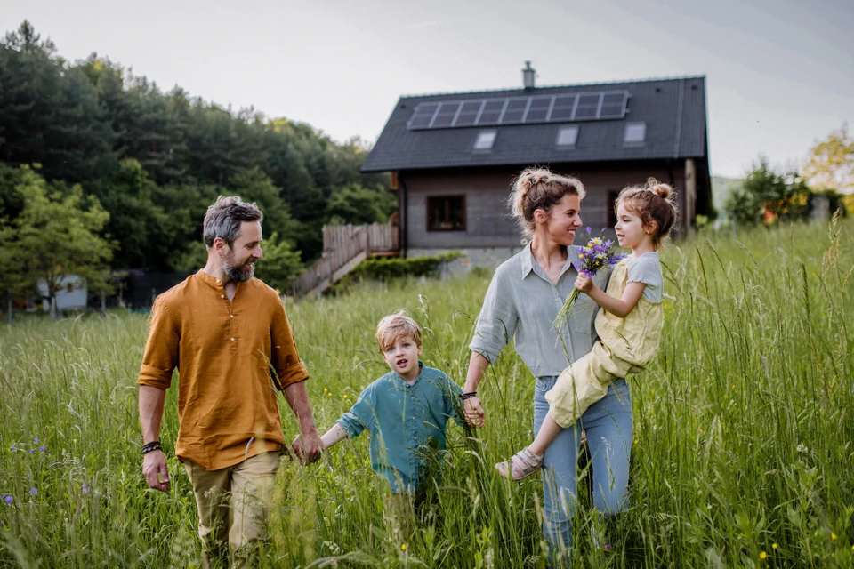 Atelier ou surface de travail avec outils de construction et équipements de sécurité professionnels disposés sur plancher bois